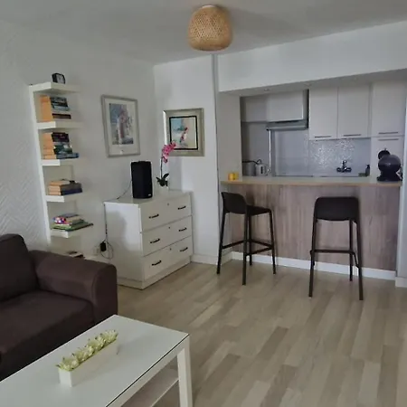 Americas * ארונה